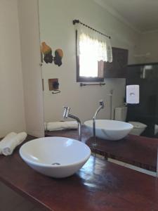 Olho D’Água do CasadoにあるRancho Império do Cajúのバスルーム(木製カウンターのシンク2つ付) +187枚の写真