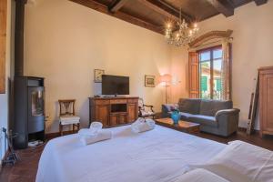 A television and/or entertainment centre at Villa Bellesi - Sweet Dreams in Florence