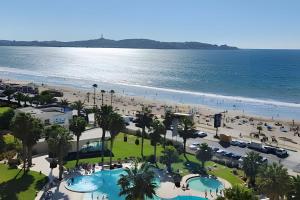a view of the beach from the balcony of a resort at Departamentos con hermosas vistas al mar in Coquimbo