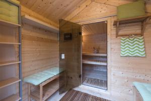 Palanda nebo palandy na pokoji v ubytování Landhaus Blauer Spatz Reichenau an der Rax