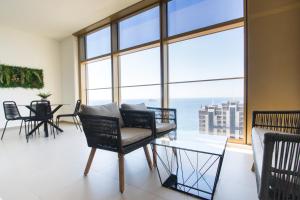 salon z widokiem na ocean w obiekcie Intempo by Holuxe - 203 - 20th Floor w mieście Benidorm