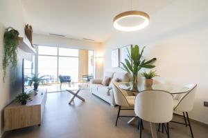 salon ze stołem i kanapą w obiekcie Intempo by Holuxe - 203 - 20th Floor w mieście Benidorm