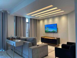 a living room with a couch and a table at 402 Avelã - 2Q com VistaMar Incrível in Cabo Frio