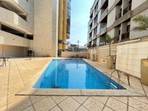 a swimming pool in the middle of a building at 402 Avelã - 2Q com VistaMar Incrível in Cabo Frio