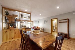 Un comedor con mesa y sillas de madera. en Mountain Memories, en Bartlett 17 fotos más
