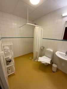 Koupelna v ubytování Snöå Bruk Hotell och konferens + 37 fotografií