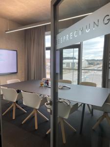 TV a/nebo společenská místnost v ubytování Hotel Poellners 20 min von München Hbf