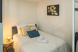 Ένα ή περισσότερα κρεβάτια σε δωμάτιο στο Charme du Bouchon - Emplacement Idéal