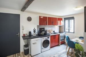 Η κουζίνα ή μικρή κουζίνα στο Charme du Bouchon - Emplacement Idéal +3 φωτογραφίες