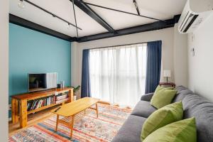 TV a/nebo společenská místnost v ubytování Sakura House
