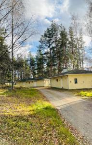 una fila di edifici in un campo alberato di Voionmajoitus a Ylöjärvi