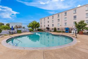 a large swimming pool in front of a building at Comfort Inn St Louis - Westport Event Center in Maryland Heights