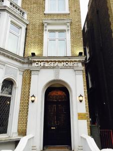 ein Gebäude mit einem Schild, das Chicagos Haus liest in der Unterkunft Chelsea House Hotel - B&B in London