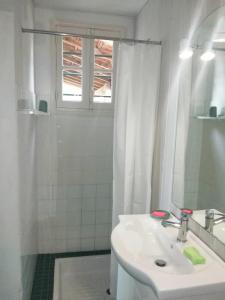 Kúpeľňa v ubytovaní Meublé de tourisme courts séjours déplacements professionnels + 9 fotografií