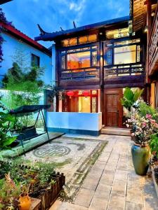 an exterior view of a house with a courtyard at 原乡文苑客栈 in Lijiang