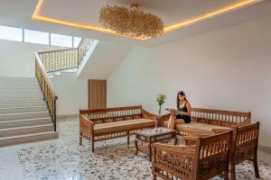 Radisson Blu Plaza Resort & Convention Centre Karjat的休息区