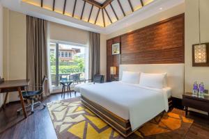 Radisson Blu Plaza Resort & Convention Centre Karjat客房内的一张或多张床位