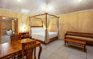 Radisson Blu Plaza Resort & Convention Centre Karjat客房内的一张或多张床位