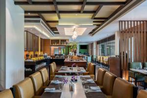 Radisson Blu Plaza Resort & Convention Centre Karjat的休息区