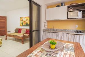 Η κουζίνα ή μικρή κουζίνα στο Apto confortável c/ piscina prox. a praia VRL0002