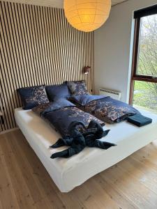 Postel nebo postele na pokoji v ubytování Vidunderlig fritidshus ved Skov og Golfbane
