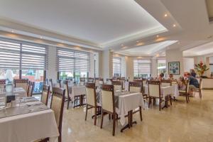 Reštaurácia alebo iné gastronomické zariadenie v ubytovaní Palmea Hotel