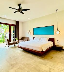 Phumĭ Ta PhŭlMalone Villa的一间带床和平板电视的卧室