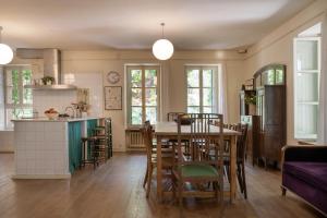 a kitchen and dining room with a table and chairs at Finca La Machota Centro de Naturaleza in Peralejo
