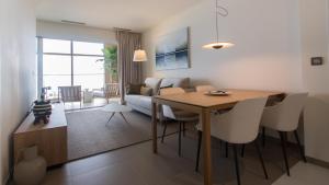 een keuken en woonkamer met een tafel en een bank bij Intempo by Holuxe - 213 - 21st floor in Benidorm