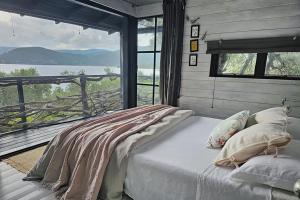 Fotografie z fotogalerie ubytování Magical Treehouse Cabin by the sea with amazing views v destinaci Koukouleika