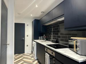 Gallery image of City Centre Apartments - 1 Bed Apartments - 5 Min Walk from Train Station - Designed for Professionals - Free WiFi - Full Kitchen - Sofa Bed - Ideal for Long Work Stays in Peterborough