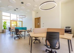een kantoor met tafels en stoelen in een kamer bij Intempo by Holuxe - 213 - 21st floor in Benidorm +22 foto's