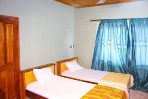 En eller flere senge i et værelse på Kente Heritage Lodge - Bonwire