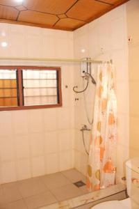 Et badeværelse på Kente Heritage Lodge - Bonwire + 9 billeder