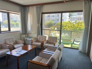 Een zitgedeelte bij Marina Bay Atami