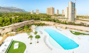 een bovenaanzicht van een zwembad in een resort bij Intempo by Holuxe - 213 - 21st floor in Benidorm