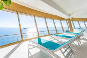 een balkon met een tafel en stoelen en de oceaan bij Intempo by Holuxe - 213 - 21st floor in Benidorm