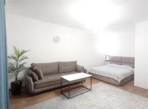 Postel nebo postele na pokoji v ubytování 1 к простора квартира Сіті центр 2 поверх вікна на парк