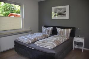 a bed sitting in a room with a window at Strandkiesel in Büsum