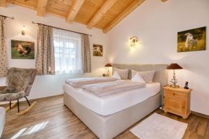 Postel nebo postele na pokoji v ubytování Winklmoos Sonnenalm + 37 fotografií