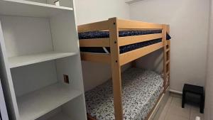 Palanda nebo palandy na pokoji v ubytování Le Clos d'Azille - Appt pour 6 personnes