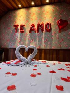 a cake with two hearts and the word fame at Refúgio dos Platanus in Campos do Jordão