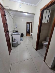 a bathroom with a toilet and a sink at APTO 101 - No centro, pertinho de tudo, apto térreo! in Poços de Caldas +12 photos