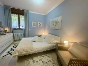 a bedroom with a bed and a couch at Appartamento Giulio in Cannobio