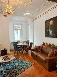 a living room with a couch and a table at Exklusive Ferienwohnung Agnes in zentraler Bestlage von Zeitz! Vollausgestattet, freie Parkplätze, Magenta-TV, Highspeed WLAN, Fahrstuhl in Zeitz