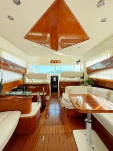 un interior de un yate con un tragaluz grande en TheRock, en Montecarlo