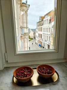 two bowls of cherries sitting on a table in front of a window at Exklusive Ferienwohnung Agnes in zentraler Bestlage von Zeitz! Vollausgestattet, freie Parkplätze, Magenta-TV, Highspeed WLAN, Fahrstuhl in Zeitz