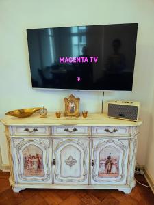 a tv sitting on top of a dresser with a television at Exklusive Ferienwohnung Agnes in zentraler Bestlage von Zeitz! Vollausgestattet, freie Parkplätze, Magenta-TV, Highspeed WLAN, Fahrstuhl in Zeitz +24 photos