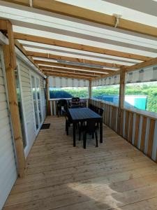 Μπαλκόνι ή βεράντα στο Mobil home Luxueux - 40 m2 terrasse couverte - La Palmyre Les Mathes - Les Charmettes 166 -4 étoiles
