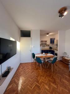 Una televisión o centro de entretenimiento en Apartmani Ivan